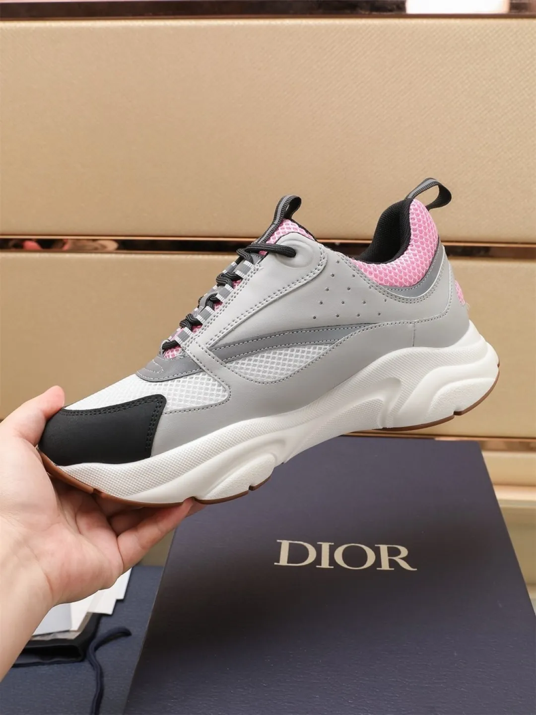 Men's shoes 💰P460💰【Dior】Dior✨ is online at the same time👏 This casual sneaker is a new product in the series and continues Di*r's classic style. The upper is made of original mesh and cow leather, with a two-color textured outsole, and the brand's iconic details on the rear collar and heel to enhance the style. Fashionable and versatile. Wear it with jeans or slacks for a casual look. Size: 38-44 (45 customized)